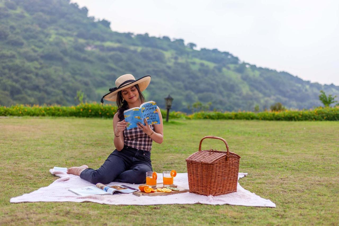 Stayvista'S Shivom Villa 12 - A Serene Escape With Views Of The Valley And Lake Lonavala Bagian luar foto