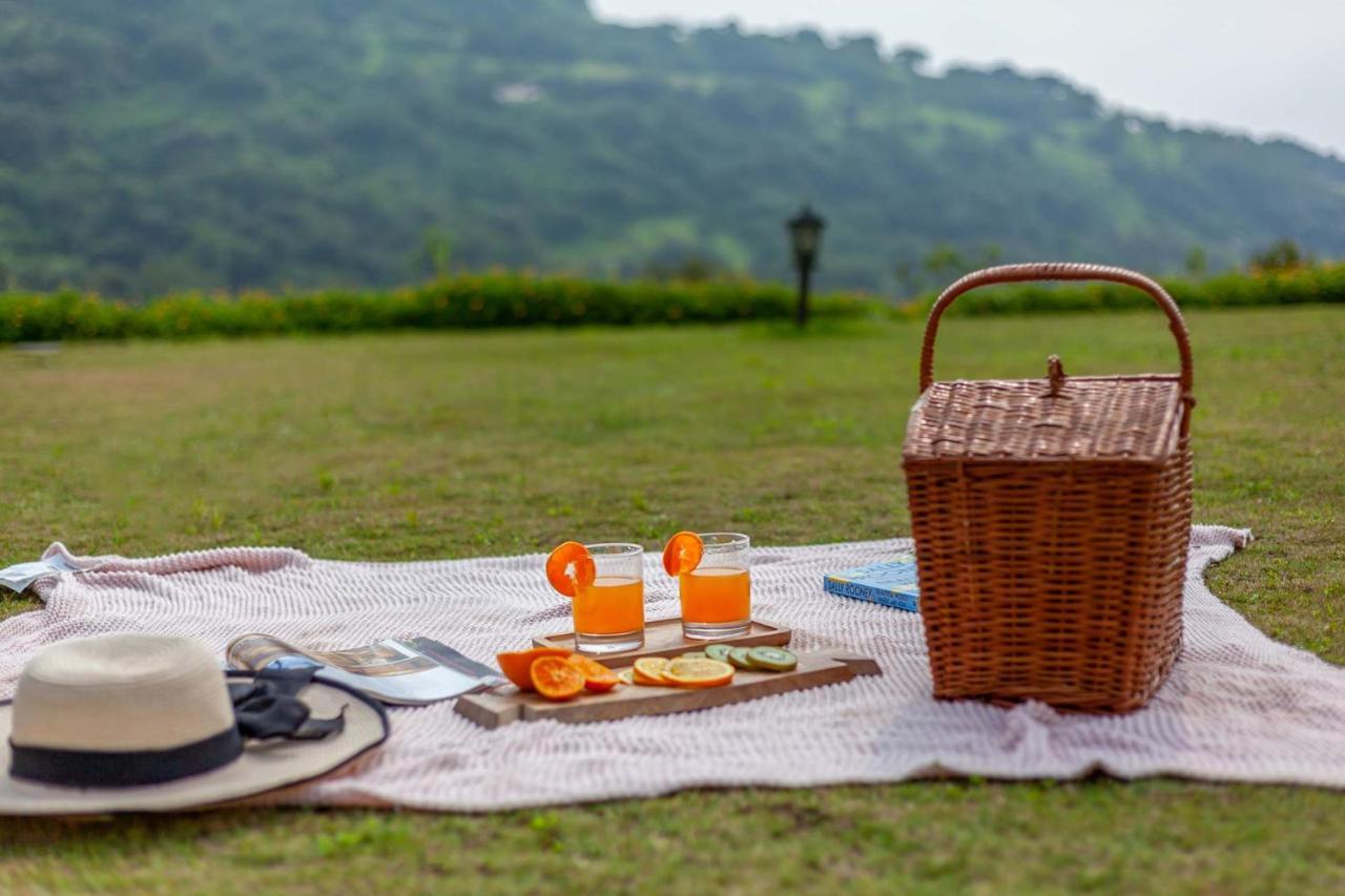 Stayvista'S Shivom Villa 12 - A Serene Escape With Views Of The Valley And Lake Lonavala Bagian luar foto